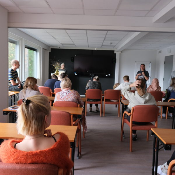 gruppe fagpersoner og foresatte