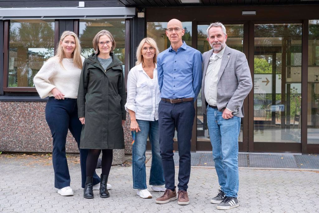 Gruppebilde utenfor Frambu med fem personer.