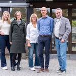 Gruppebilde med fem personer utenfor Frambu