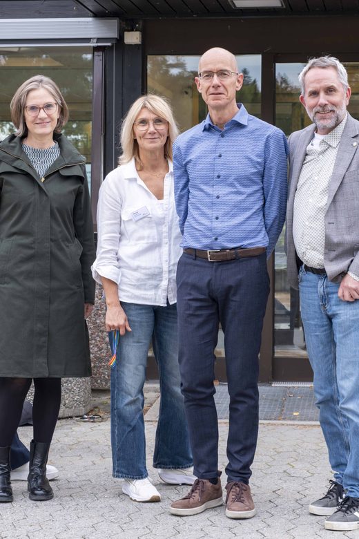 Gruppebilde med fem personer utenfor Frambu