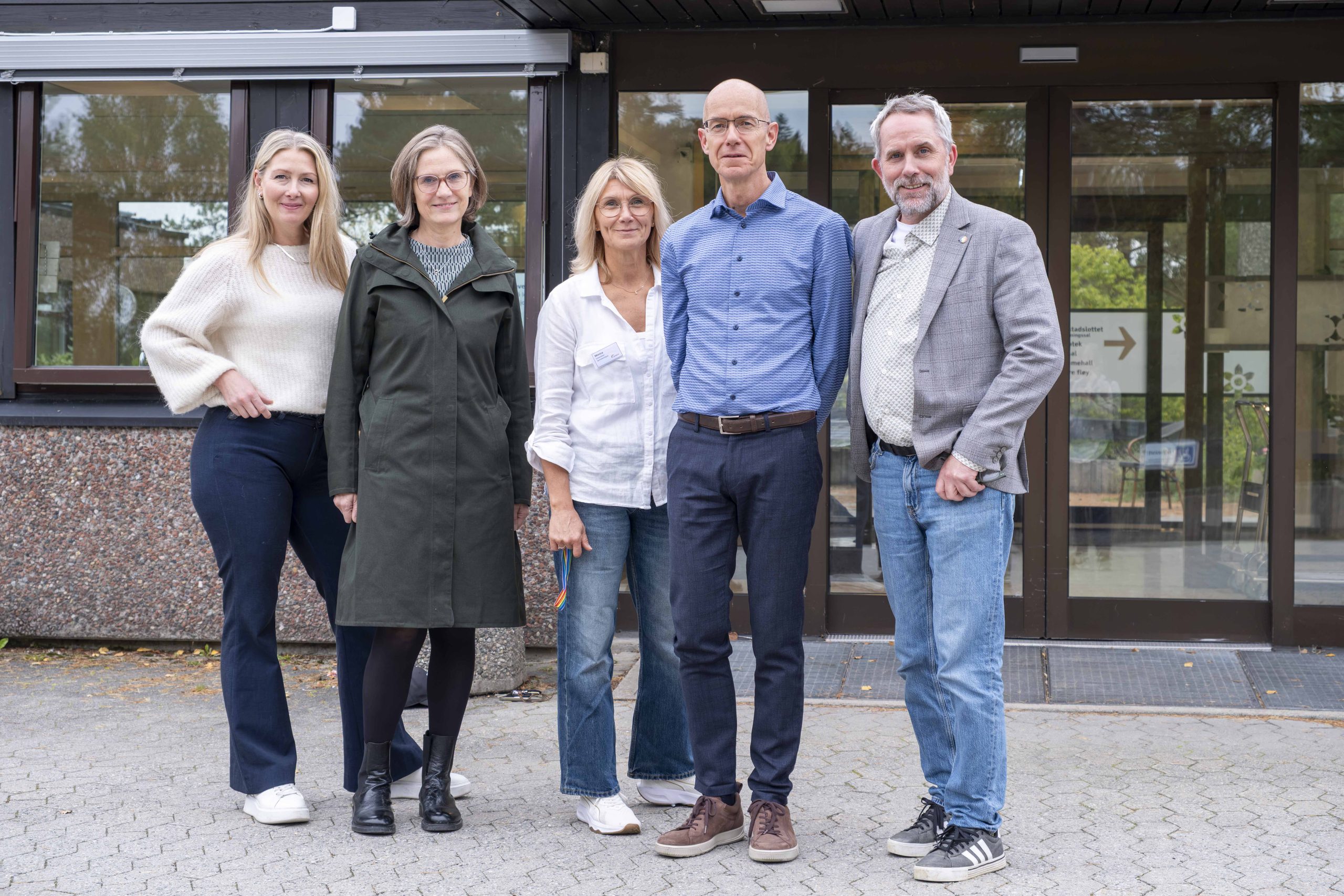 Gruppebilde med fem personer utenfor Frambu